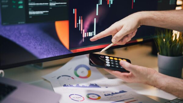 Cara Mengatur Keuangan dengan Aplikasi Money Manager vs Money Lover melalui analisis grafik keuangan dan penggunaan kalkulator