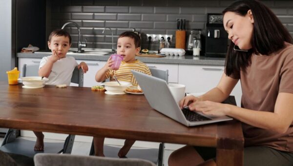 Cara ibu rumah tangga menghasilkan uang dari rumah sambil bekerja dengan laptop dan mengurus anak
