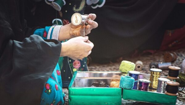 usaha sampingan ibu rumah tangga dari rumah membuat kerajinan tangan dengan benang dan alat sederhana